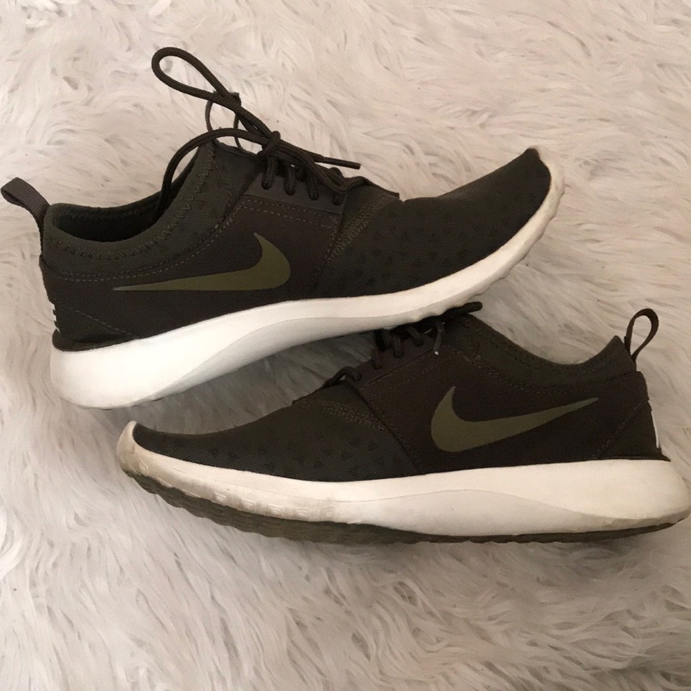 Women’s Nike tennis shoes